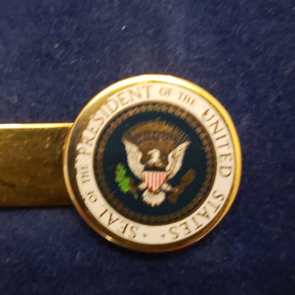 Ronald Reagan Signature Tie Bar w/ POTUS Seal - Picture 2 of 4